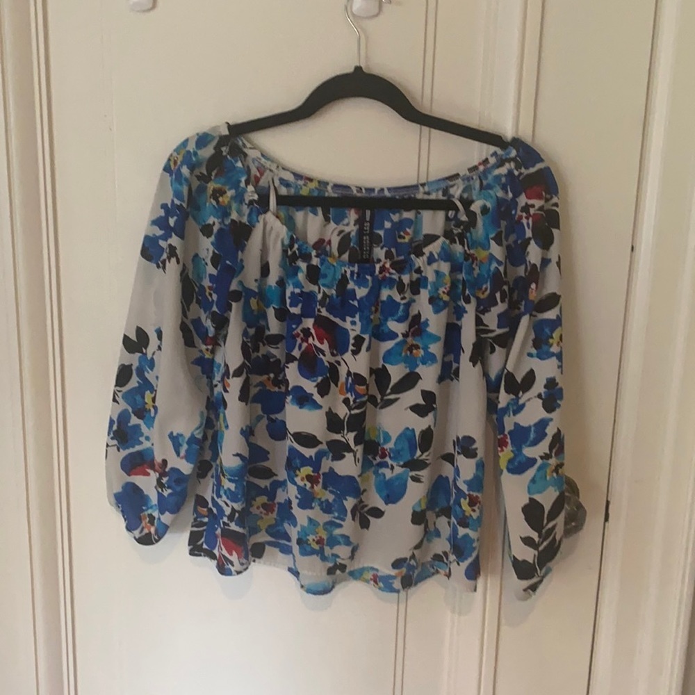Design Lab  Lord & Taylor Blue & White Floral Top Off Shoulder Flowwy Summer Top
